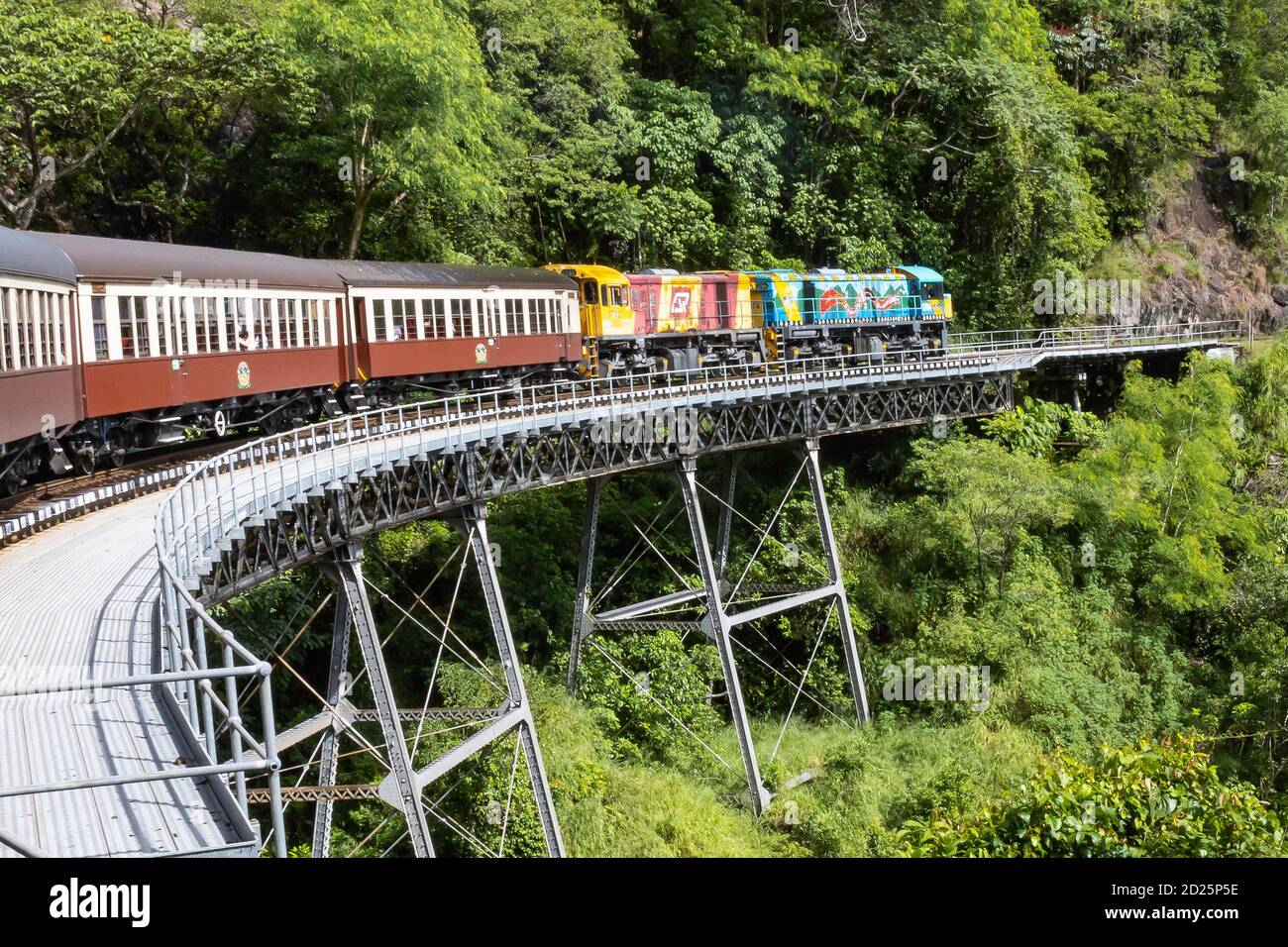 Kuranda, Australia - 19 Marzo 2020: Il treno panoramico Kuranda che passa attraverso la foresta pluviale, è una delle attrazioni turistiche della zona di Cairns. Foto Stock