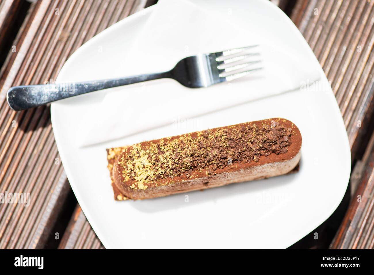 Gustosa torta al cioccolato sul tavolo di legno. Vista dall'alto. Foto Stock