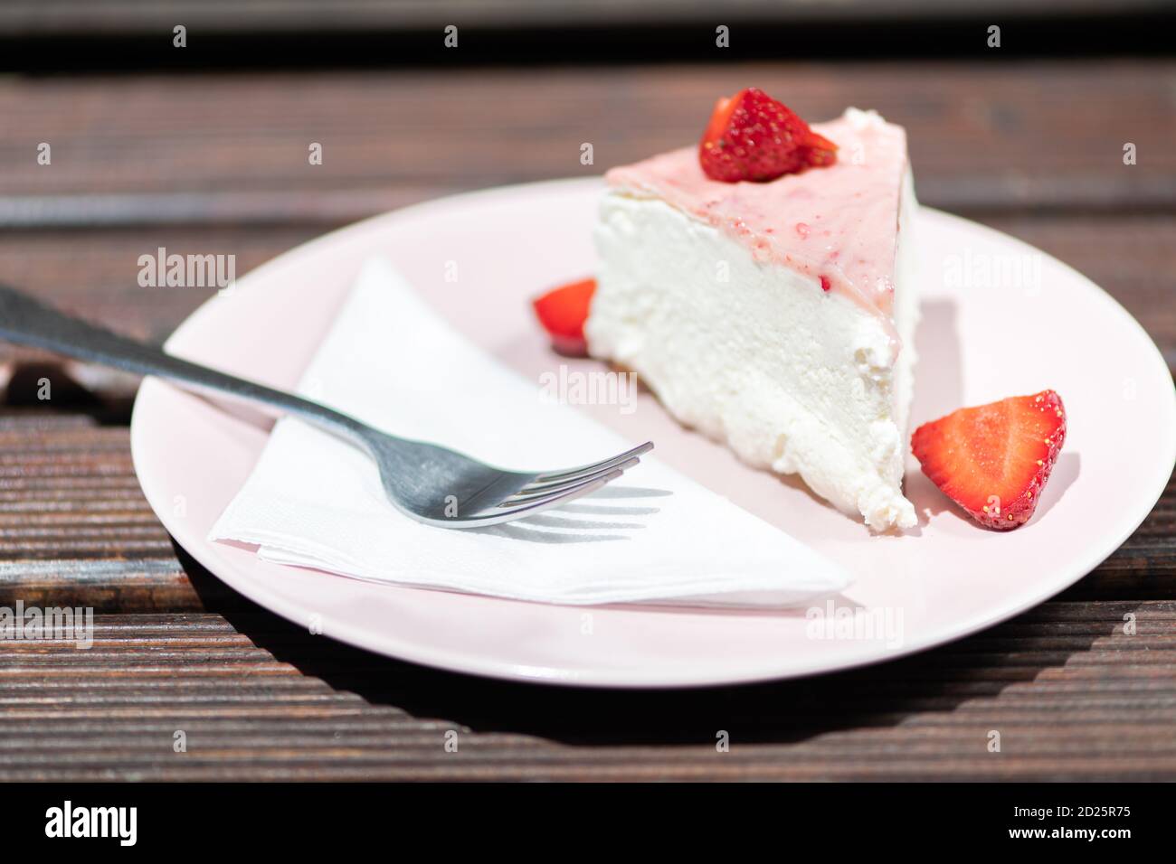 Fetta di crostata di fragola fresca sul piatto rosa con crema stratificata. Foto Stock