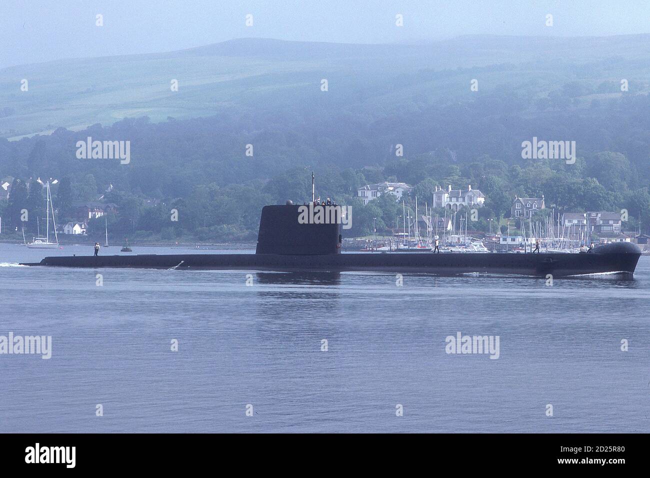 ROYAL NAVY OBERON CLASSE SOTTOMARINO DIESEL HMS OTTER (S15) LASCIANDO LA BASE SOTTOMARINA CLYDE A FASLANE. Foto Stock