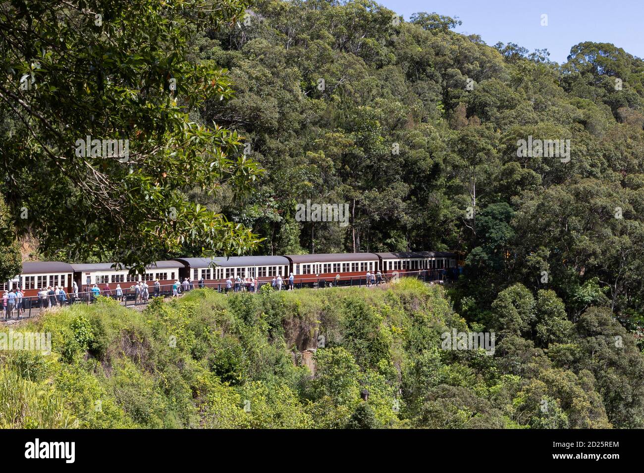 Kuranda, Australia - 19 Marzo 2020: Il treno panoramico Kuranda che passa attraverso la foresta pluviale, è una delle attrazioni turistiche della zona di Cairns. Foto Stock