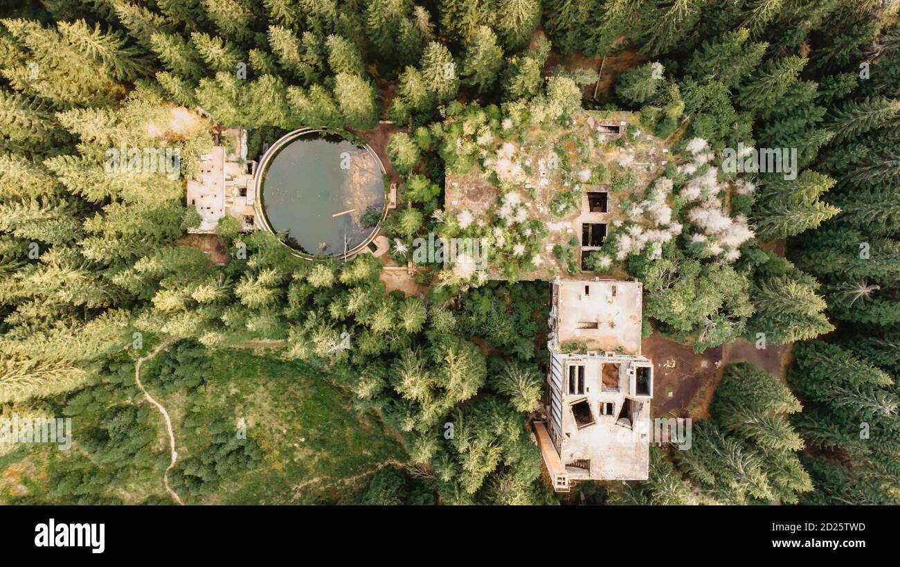 Vista aerea dall'alto del serbatoio d'acqua abbandonato, del serbatoio e degli edifici della vecchia miniera di stagno in Rolava, Ore montagne, Repubblica Ceca. Bella natura estiva da Foto Stock
