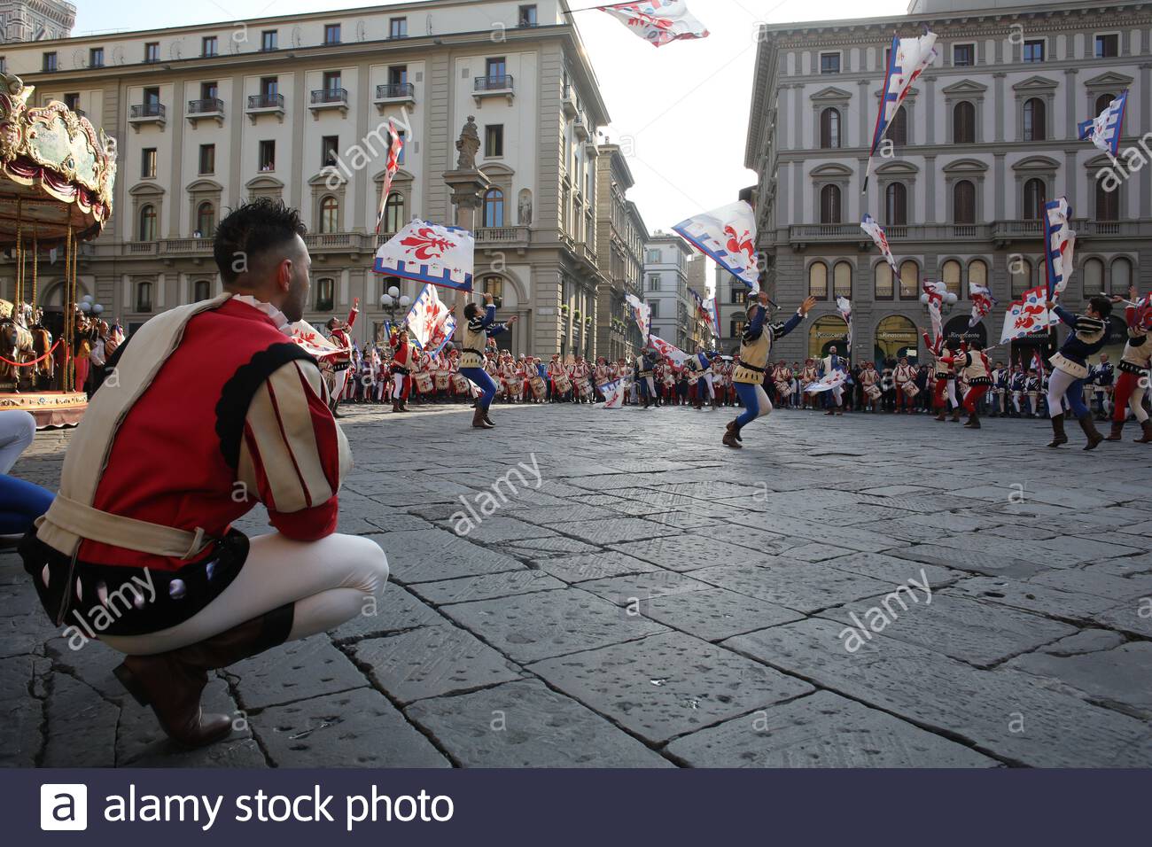 I partecipanti all'esplosione delle cerimonie del Cart hanno presentato uno spettacolo per il pubblico a Firenze in tempo di Pasqua. Foto Stock