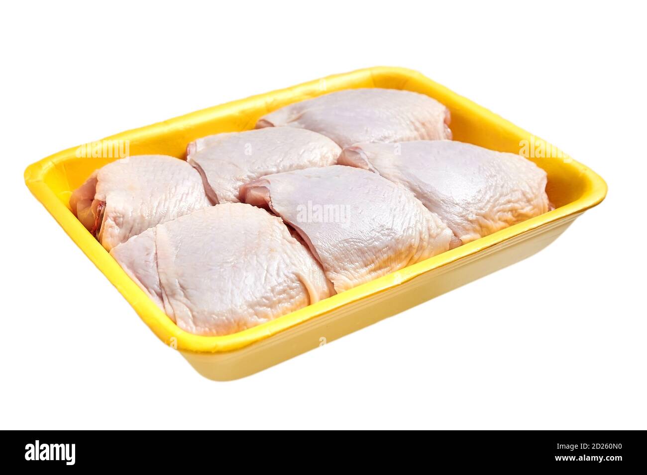 Cosce di pollo crude e crude in un contenitore di plastica gialla. Carne di pollame in vassoio, isolata su fondo bianco Foto Stock