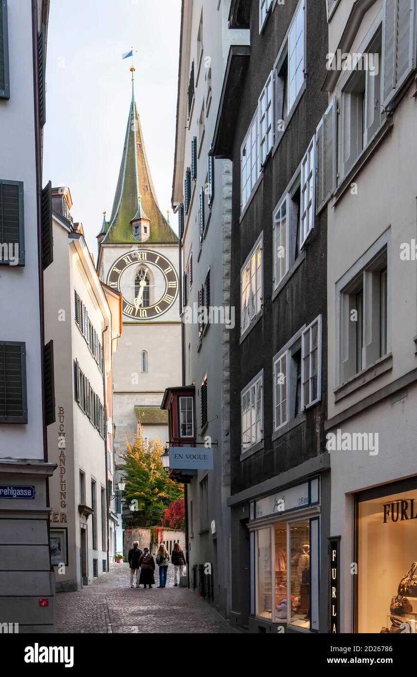 Europa, Svizzera, Zurigo, vista lungo la strada pedonale Schlusselgasse verso la Torre dell'Orologio della chiesa di San Pietro nel centro della città Foto Stock