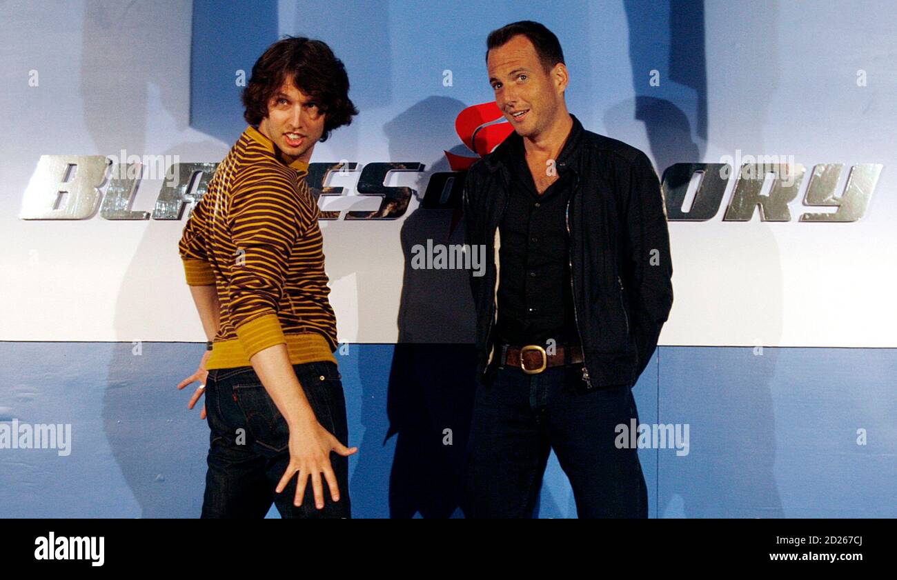 Actors Jon Heder (L) and Will Arnett pose for photographers during a media opportunity at an ice skating rink to promote their film "Blades of Glory" in Sydney June 6, 2007. REUTERS/Tim Wimborne (AUSTRALIA) Foto Stock