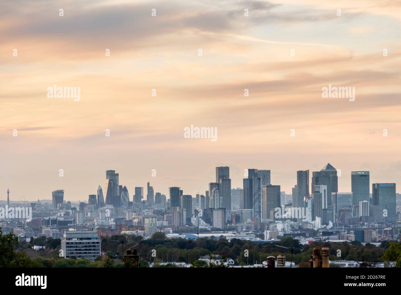 Regno Unito, Londra. Vista di Canary Wharf, docklands e dello skyline di Londra da Blackheath Foto Stock