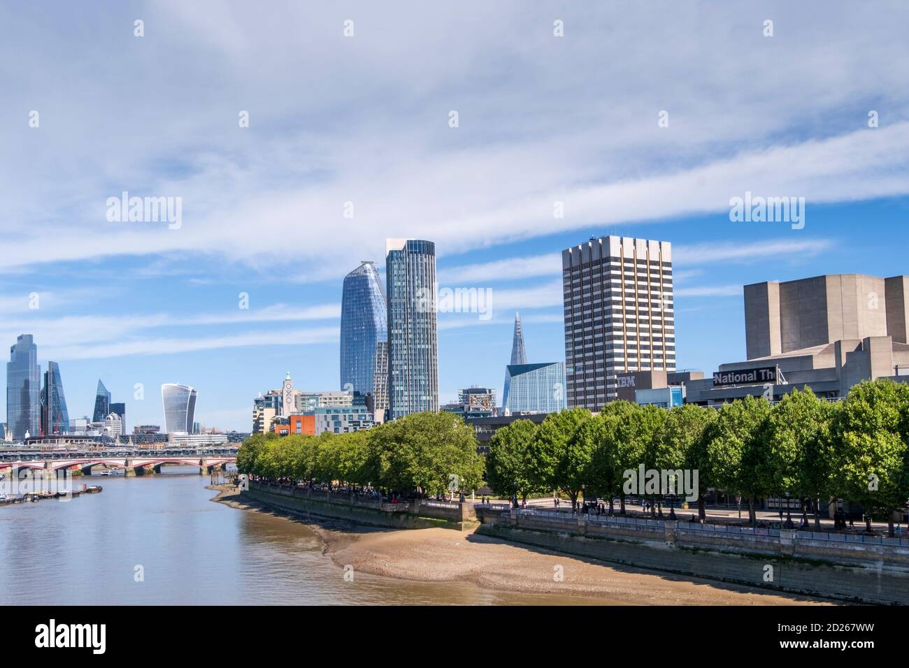 Centro di Londra in estate, senza persone, quartiere finanziario della City of London, South Bank Center, Teatro Nazionale, cielo blu, sole Foto Stock