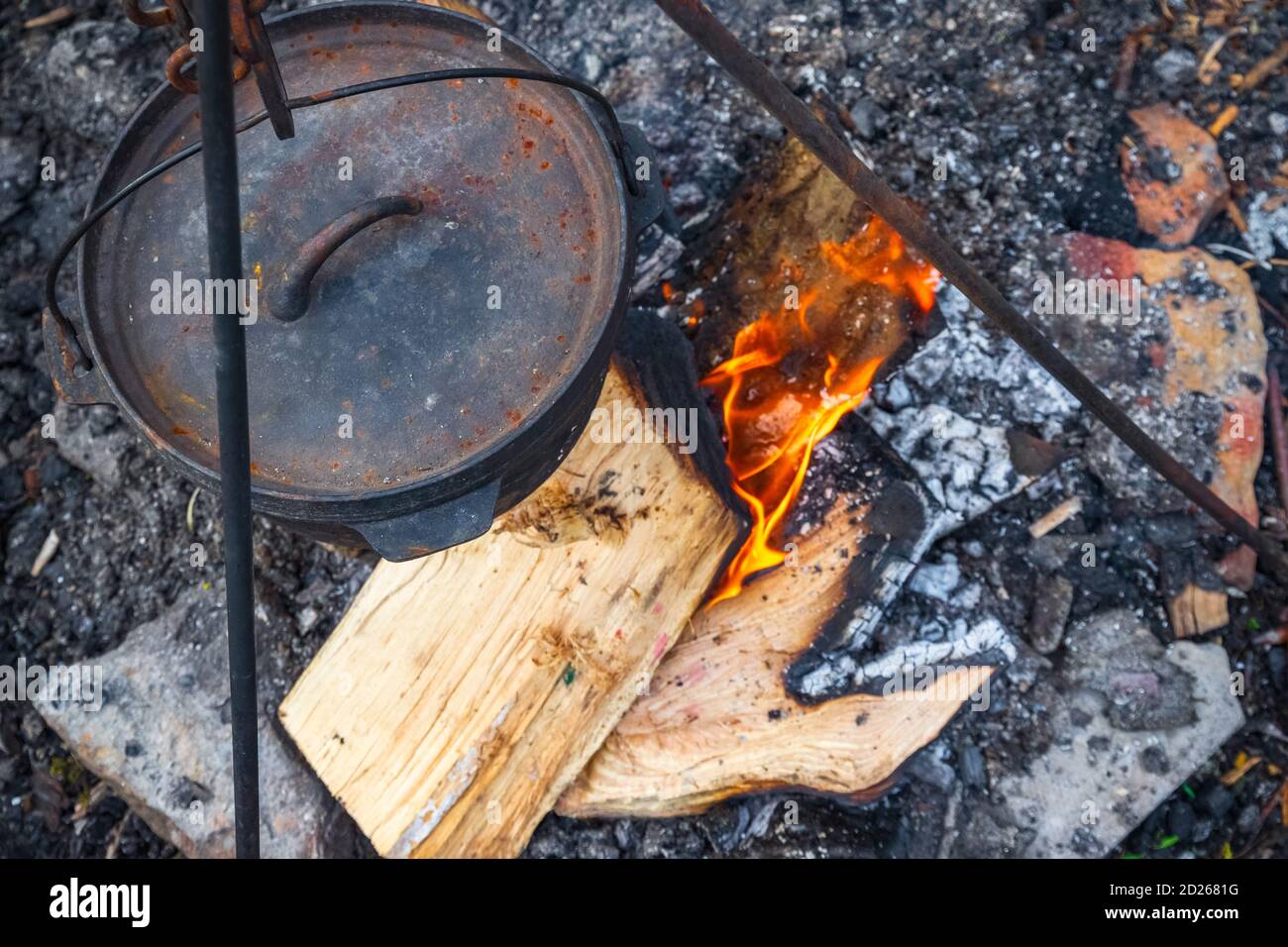 Vista dall'alto del cibo cucinato in un calderone sopra il fuoco In Inghilterra Foto Stock