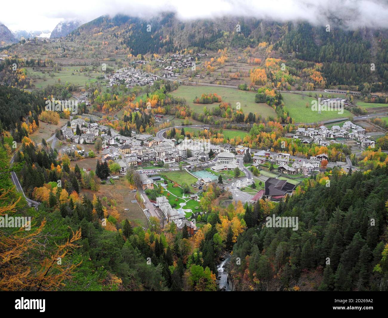Pré Saint Didier, Aosta, Italia: Il paese in autunno con vista sulle Terme Foto Stock