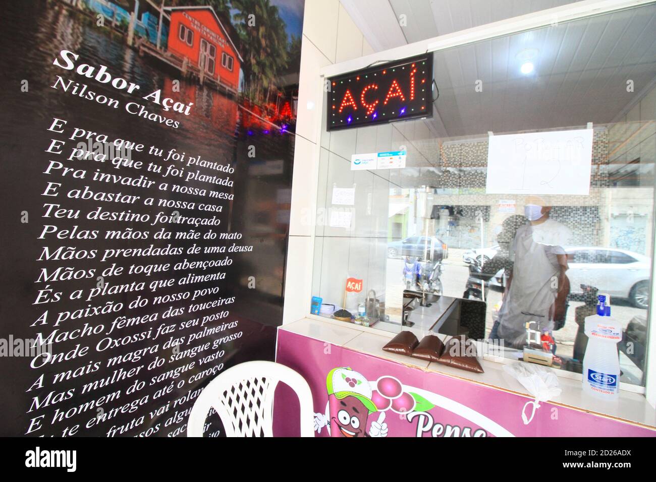 BELÉM, PA - 06.10.2020: PRODUÇÃO DE AÇAÍ NATURAL EM BELÉM DO PARÁ - produzione di açaí naturali, nella casa di açaí Think in an Açaí, situata a Travessa 9 de janeiro, 287, quartiere Umarizal, a Belém, (PA). (Foto: Mauro Akiin Nassor/Fotoarena) Foto Stock