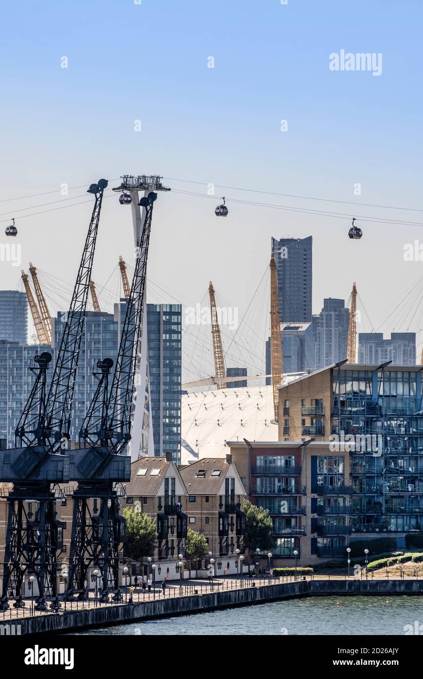 Regno Unito, Londra, Docklands. Lo skyline del quartiere finanziario centrale di Canary Wharf, la funivia Emirates Airline, dal Royal Victoria Dock, East End Foto Stock