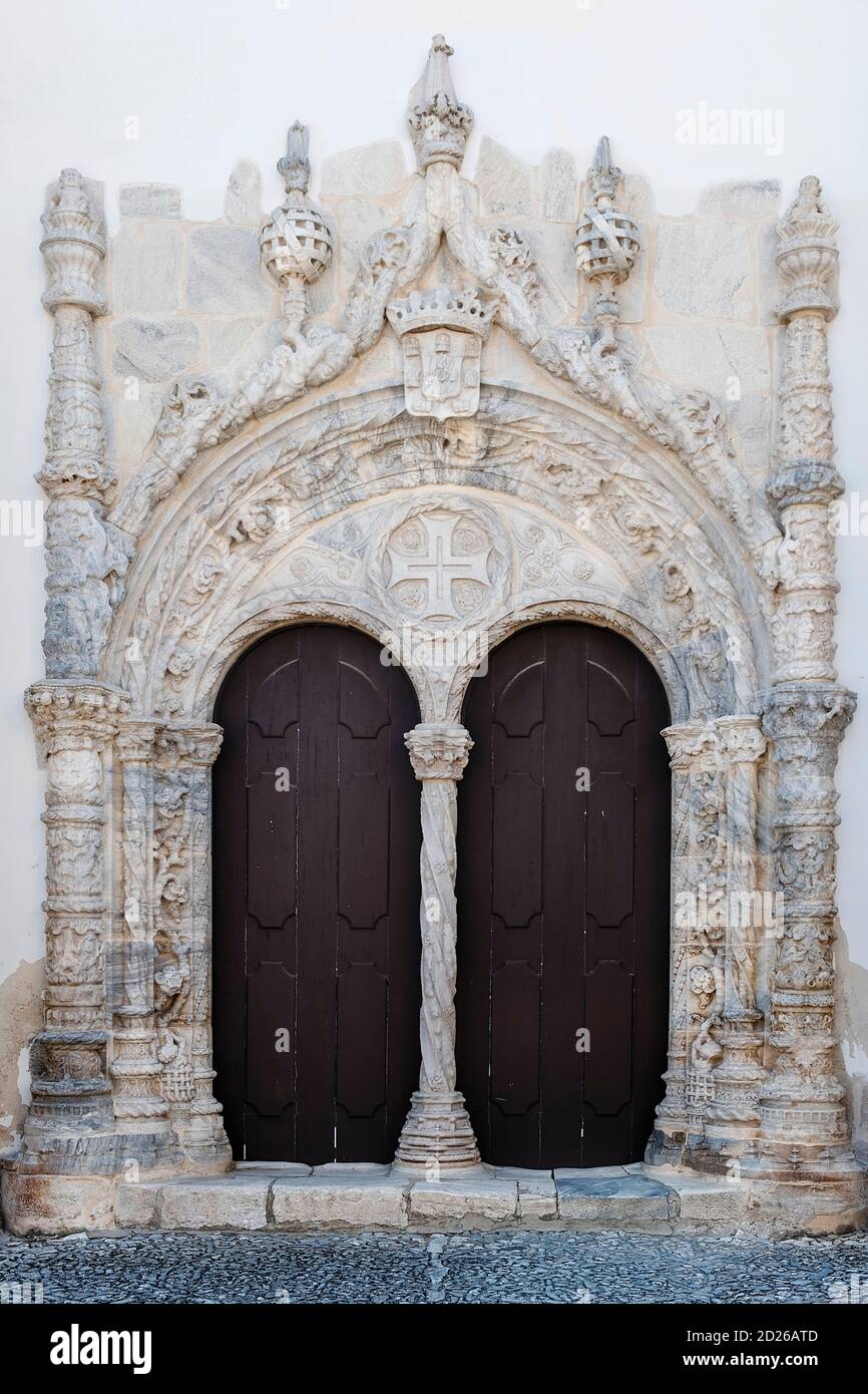 Porta della chiesa in stile manuelino presso la chiesa parrocchiale (Igreja Matriz) di Viana do Alentejo, comune di Evora, Alentejo, Portogallo Foto Stock