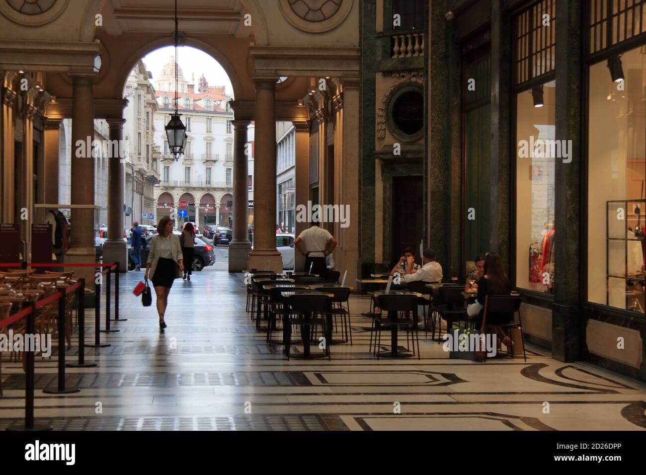 Torino - settembre 2020: Una donna caucasica va a fare shopping sotto i portici della galleria San Federico Foto Stock