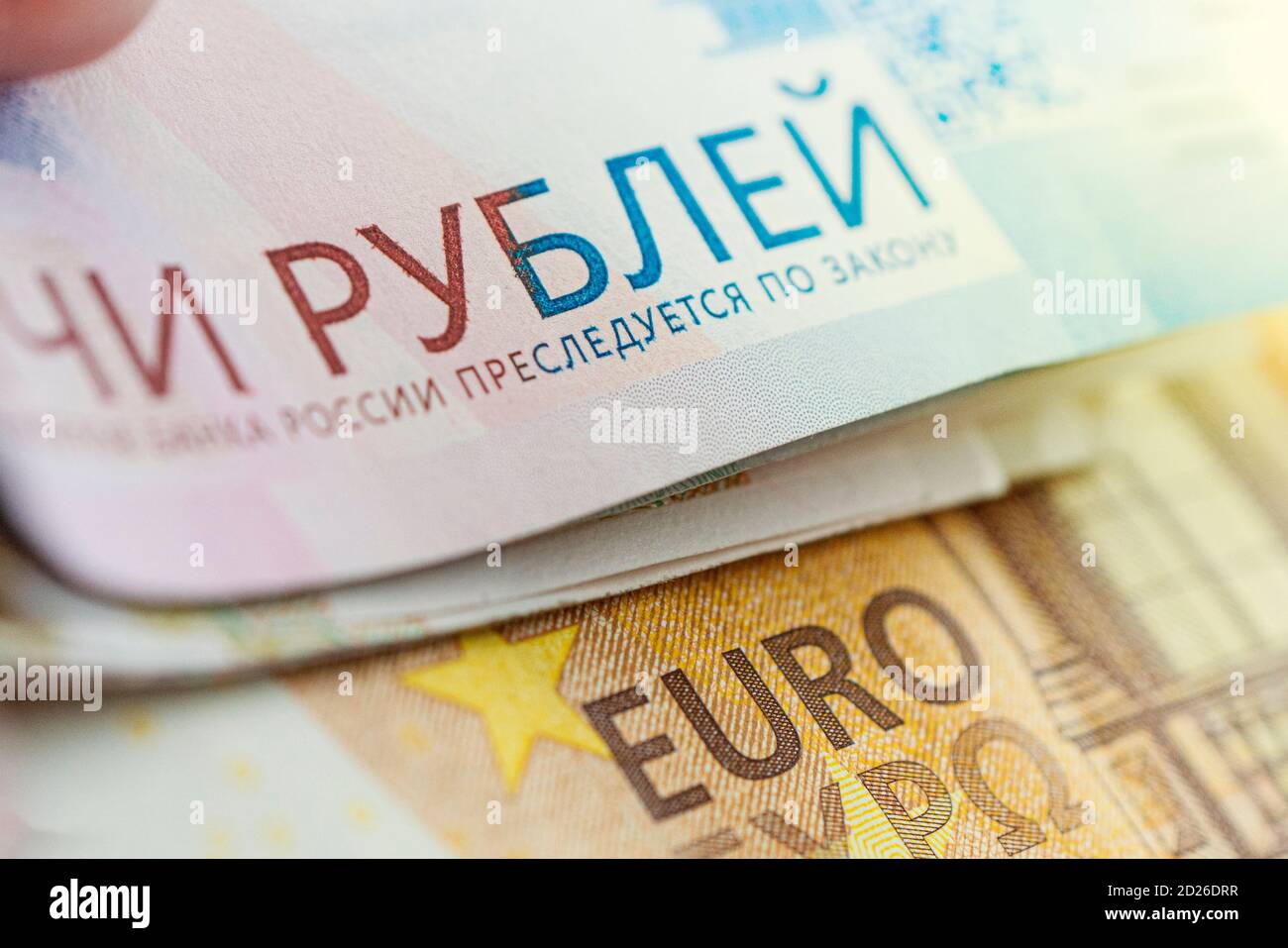 cambio di euro per rubli. svalutazione della valuta. Primo piano delle banconote. Il concetto di crisi finanziaria. Foto Stock