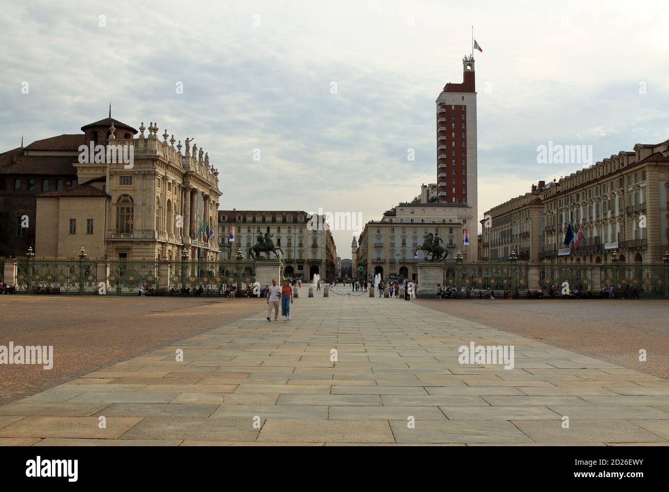 Torino - settembre 2020: Vista panoramica di Piazza Castello e di Via Roma dal cortile del palazzo reale Foto Stock