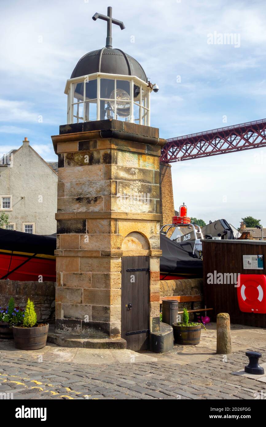 North Queensferry torre faro, importante aiuto alla navigazione prima della costruzione dei ponti stradali e ferroviari Foto Stock