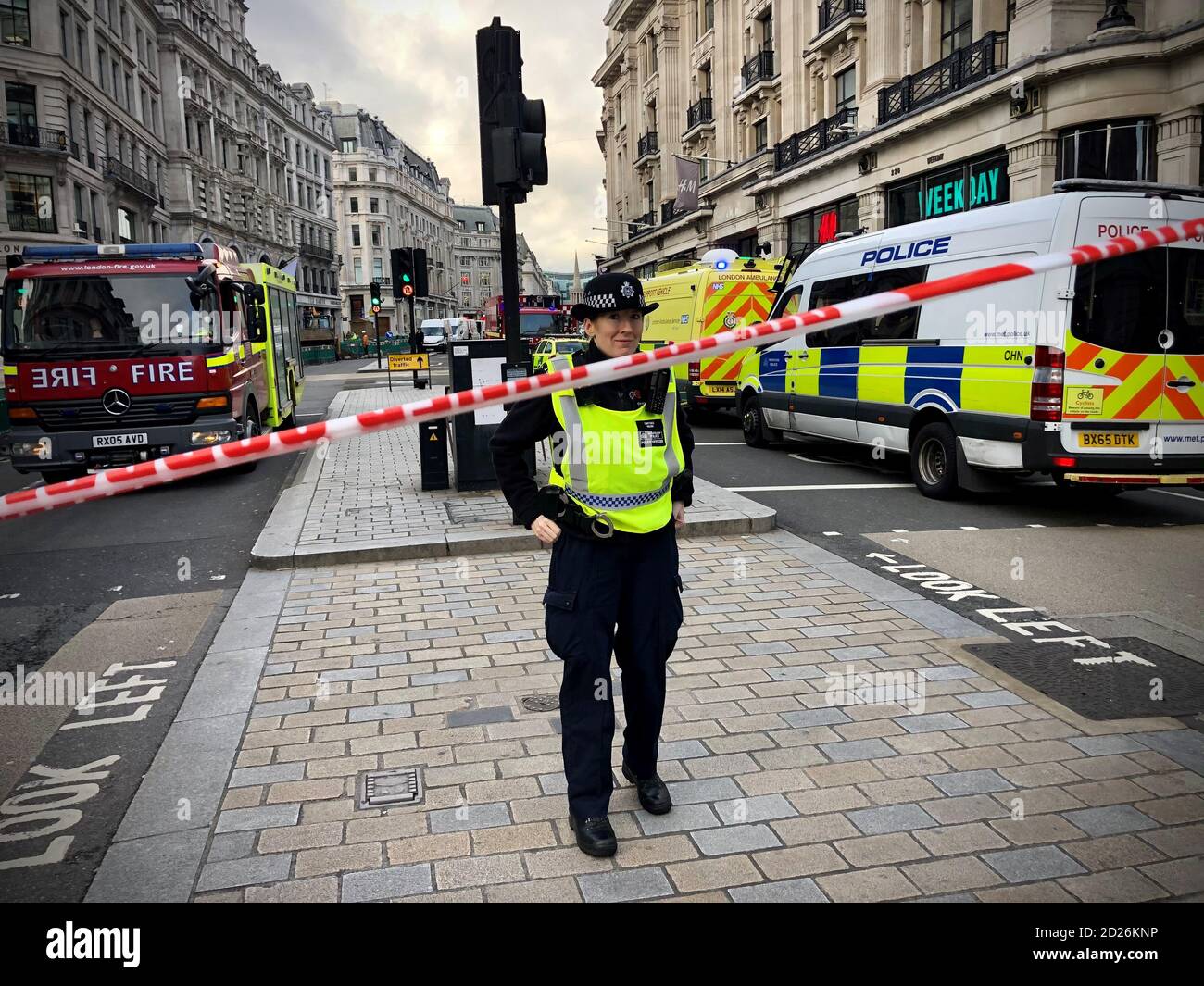 Servizi di emergenza a Oxford Circus a Londra che sono stati chiusi a causa di una sospetta perdita di gas. Foto Stock