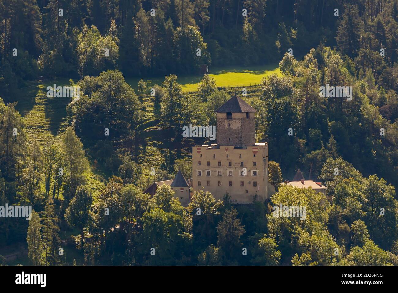 Veduta aerea del Castello di Landeck, emblema della città di Landeck, Austria, circondata da alberi e vegetazione Foto Stock