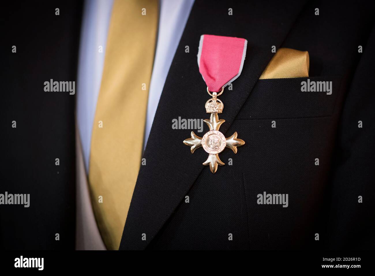 Replica a grandezza naturale della medaglia OBE. Onorificenza/Nastro militare. Ordine dell'Impero Britannico. Riproduzione/Copia in oro 24 carati. - Italia
