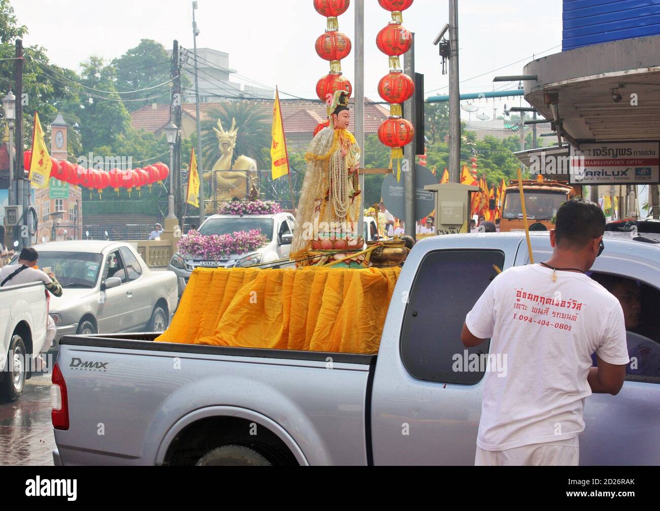 Phuket Town / Thailandia - 7 ottobre 2019: Phuket Vegetarian Festival o Nine Emperor Gods Festival processione di strada, parata con la statua taoista Foto Stock