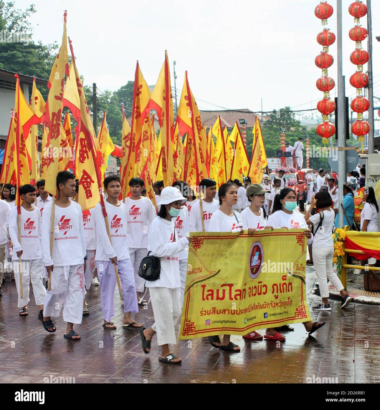 Phuket Town / Thailandia - 7 ottobre 2019: Phuket Vegetarian Festival o nove del Festival degli dei dell'Imperatore processione di strada, Peranakan Taoist devoti in Whi Foto Stock
