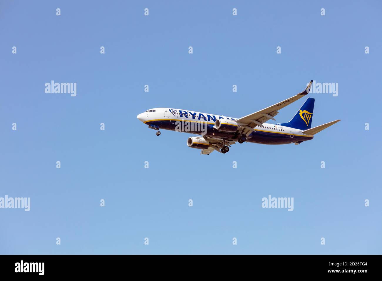 Un Ryanair Boeing 737-800 con carrello di atterraggio giù. Foto Stock