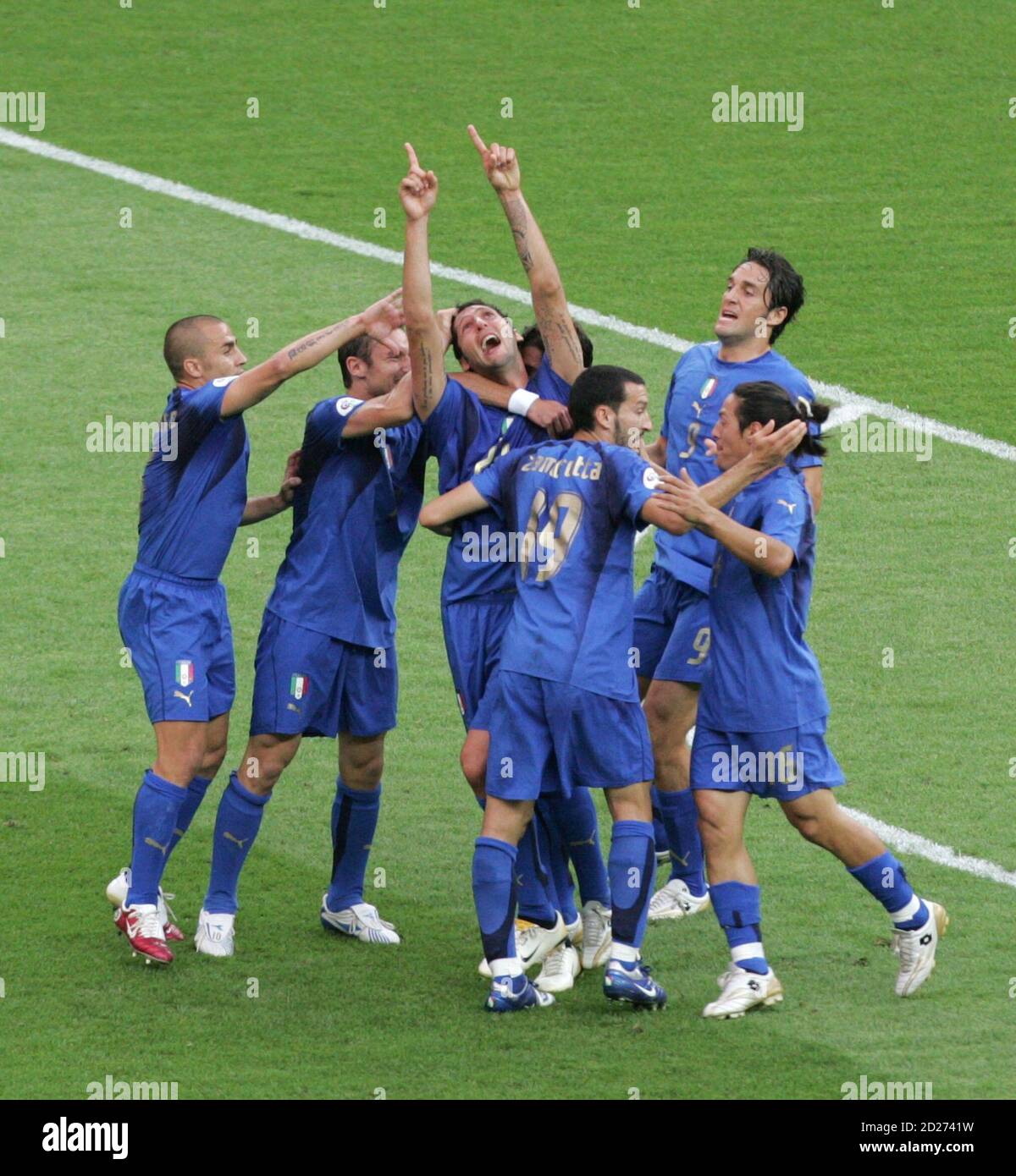 Marco Materazzi (C) in Italia celebra il suo obiettivo contro la Francia con i compagni di squadra durante la loro partita di calcio finale della Coppa del mondo 2006 a Berlino il 9 luglio 2006. RESTRIZIONI FIFA - NESSUN UTILIZZO MOBILE REUTERS/Alessandro Bianchi (GERMANIA) Foto Stock