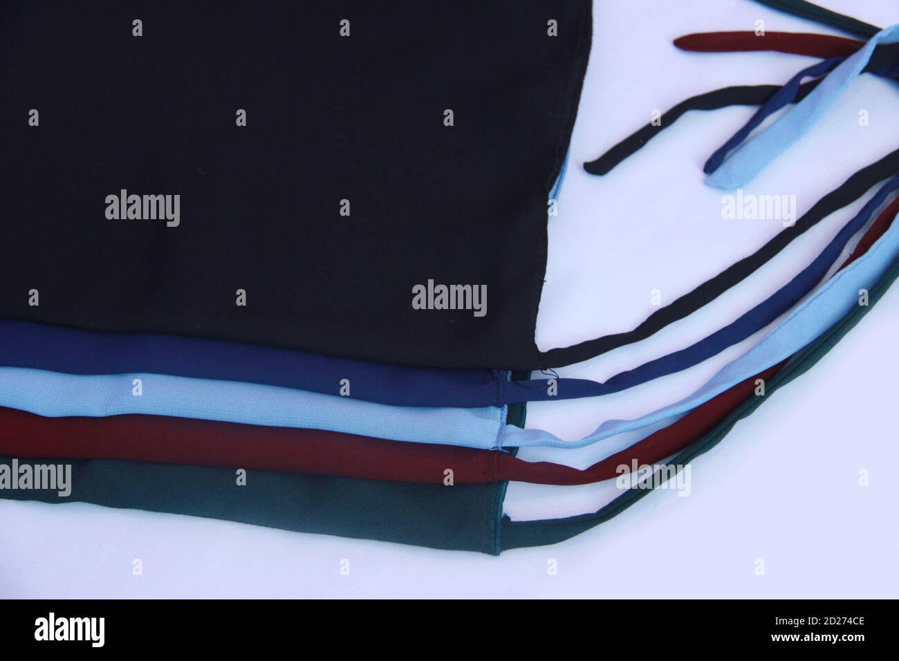 mucchio di veli colorati su sfondo bianco isolato. tessuto colorato con spazi di copia per mock up di vendita, testo, negozi, social media o altro ancora Foto Stock