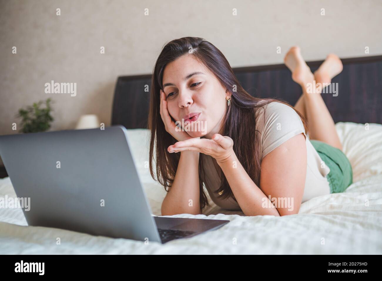 giovane bella donna che parla da video chat su laptop. online dating Foto Stock