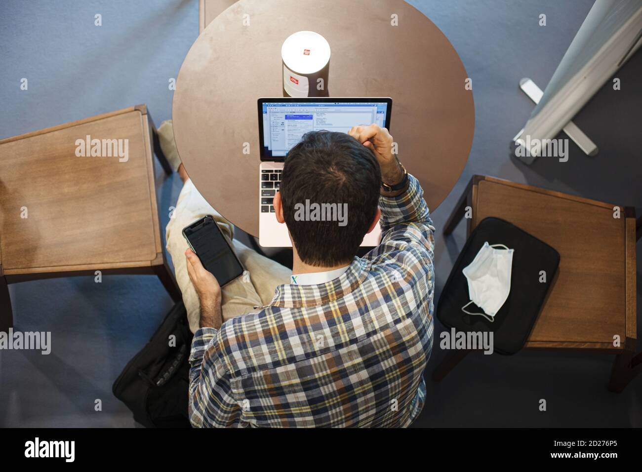 Trieste, Italia - Settembre, 06: Vista dall'alto di un uomo seduto al tavolo che lavora con il suo quaderno nella sala stampa durante l'ESOF, forum aperto di Euroscience Foto Stock