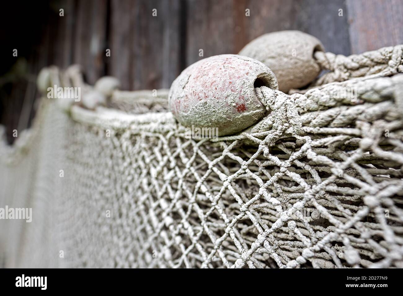 Primo piano di una rete da pesca coperta di fango secco Foto Stock