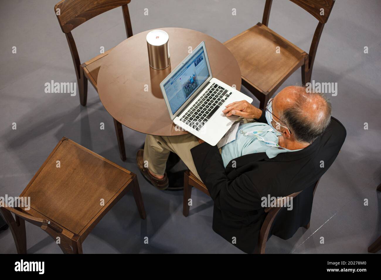 Trieste, Italia - Settembre, 06: Vista dall'alto di un uomo seduto al tavolo che lavora con il suo quaderno nella sala stampa durante l'ESOF, forum aperto di Euroscience Foto Stock
