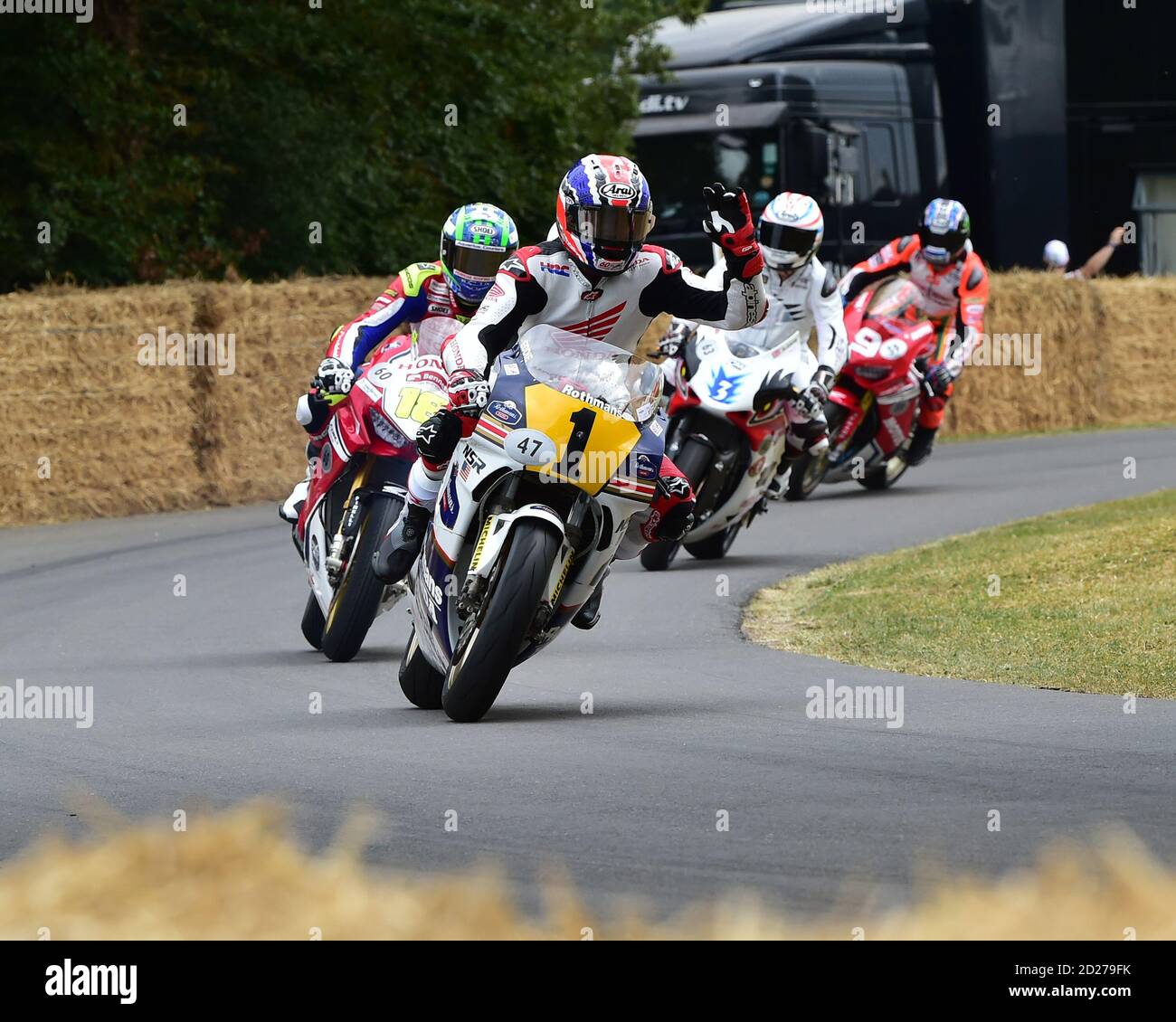 Mick Doohan, Honda NSR500, guida una sfilata di corse Honda, motociclette moderne da corsa, Goodwood Festival of Speed, Speed Kings, Motorsport's Record Br Foto Stock