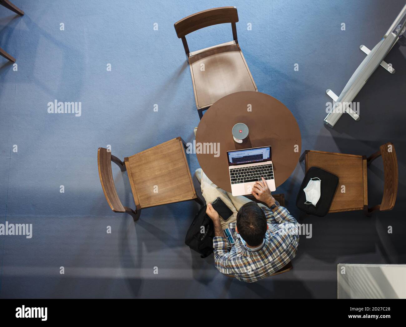 Trieste, Italia - Settembre, 06: Vista dall'alto di un uomo seduto al tavolo che lavora con il suo quaderno nella sala stampa durante l'ESOF, forum aperto di Euroscience Foto Stock