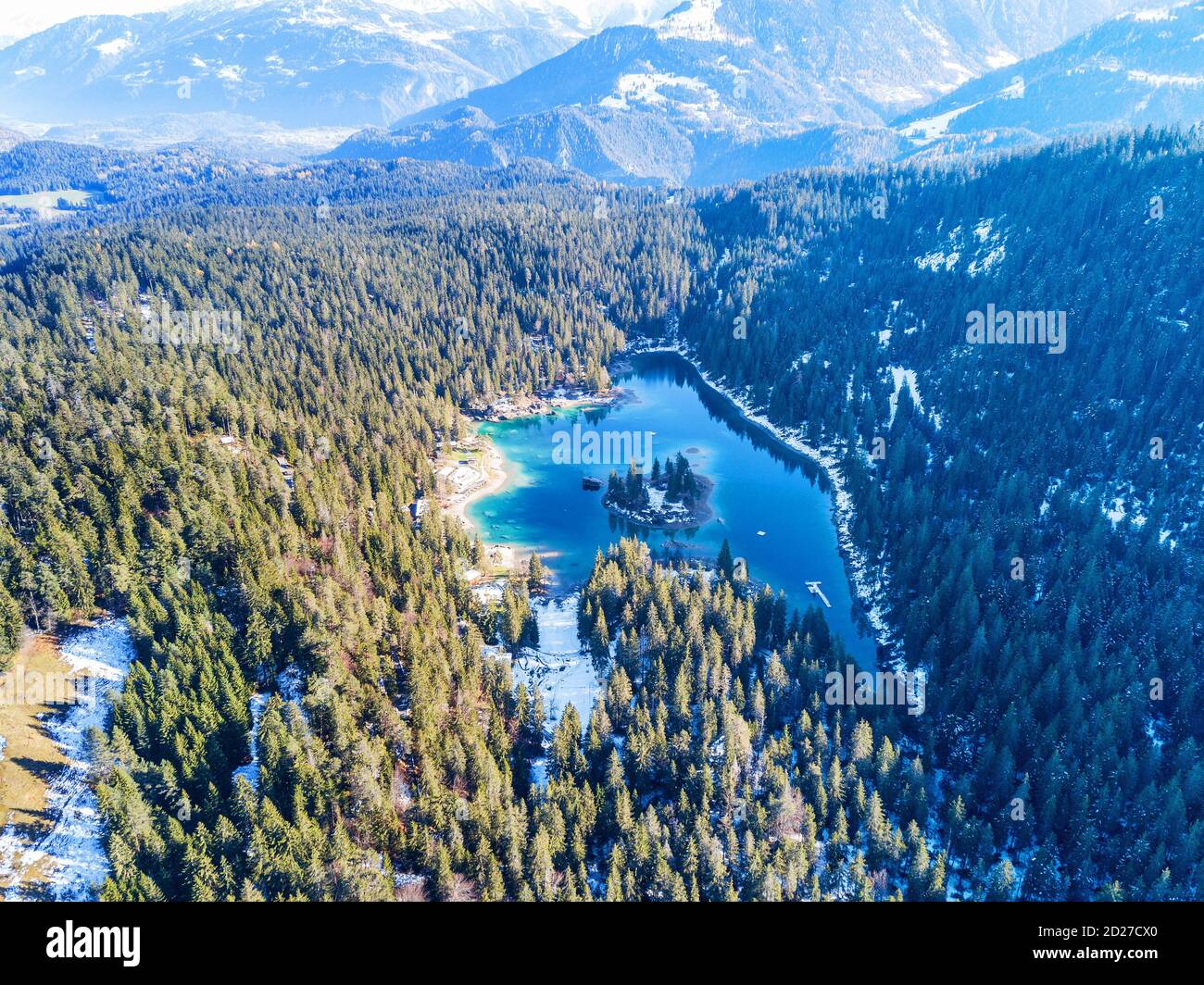 Immagine aerea del Lago Caumasee con la panoramica in la valle Foto Stock