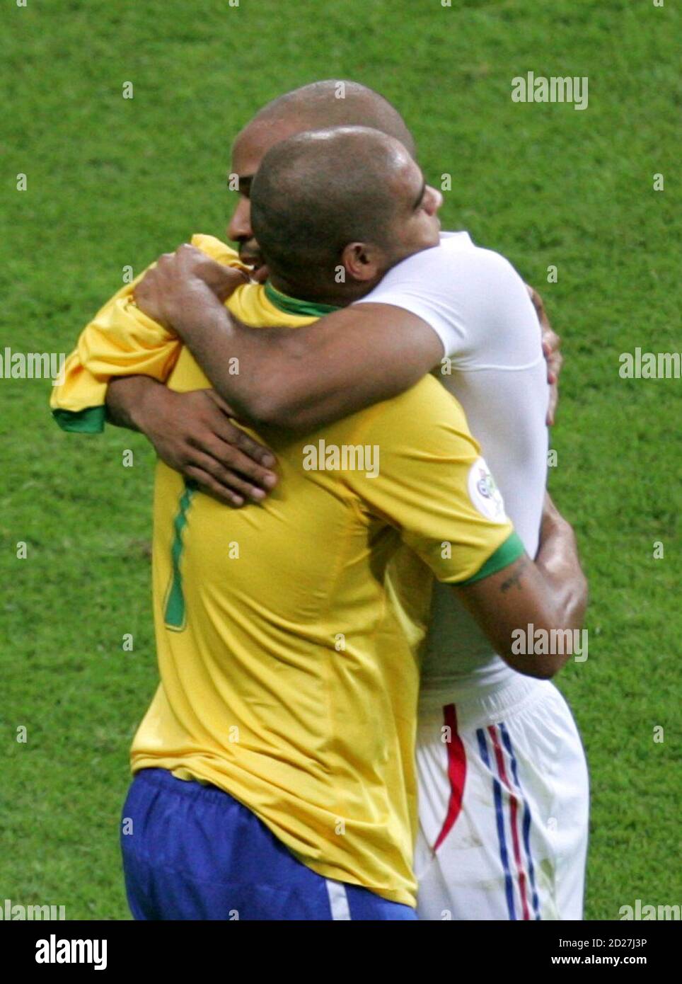Adriano (L) del Brasile si congratula con Thierry Henry della Francia dopo la partita di calcio della Coppa del mondo 2006, che si è disputata a Francoforte il 1° luglio 2006. RESTRIZIONI FIFA - NESSUN UTILIZZO MOBILE REUTERS/Alessandro Bianchi (GERMANIA) Foto Stock