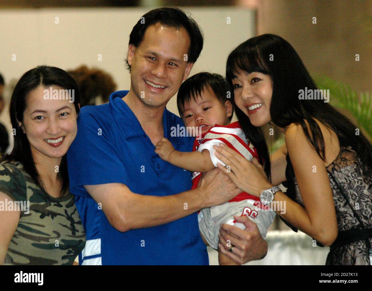 Yunjin Kim R One Of The Cast Members Of Abc S Hit Show Lost And Superstar In South Korea Poses With Fumie And Denny Kwock Of Honolulu Hawaii And Their Eleven Month Old Son Andy