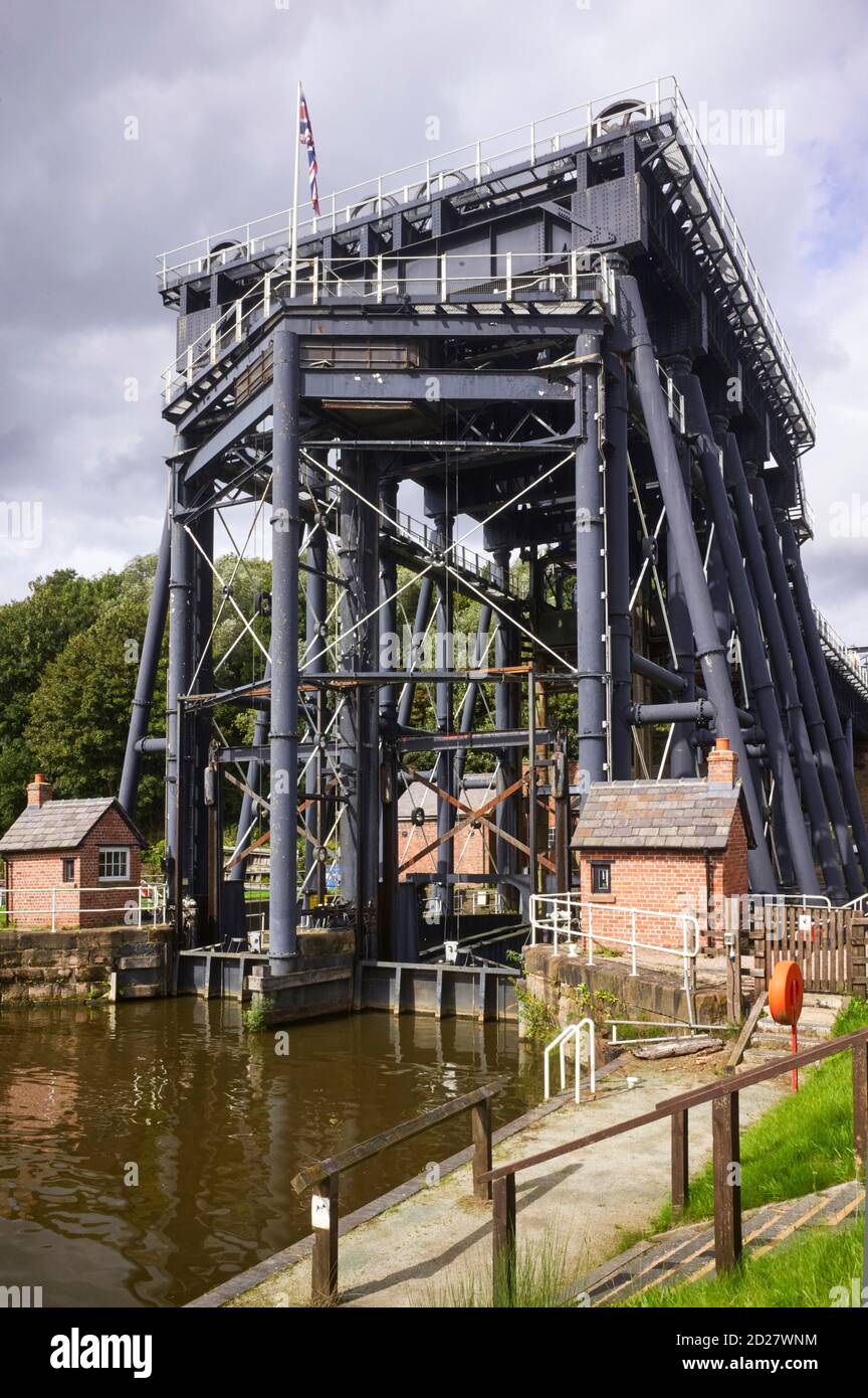 L'attracco per barche Anderton che trasporta le barche dal Trent E Mersey al livello superiore del fiume Weaver al livello inferiore Foto Stock