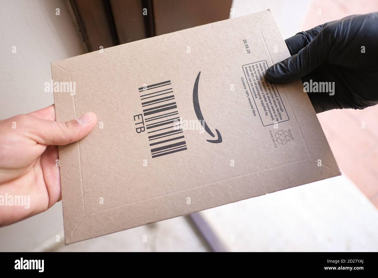 Uomo ricevere amazon prime pacchetto scatola come casa consegna spedizione, e-commerce Foto Stock