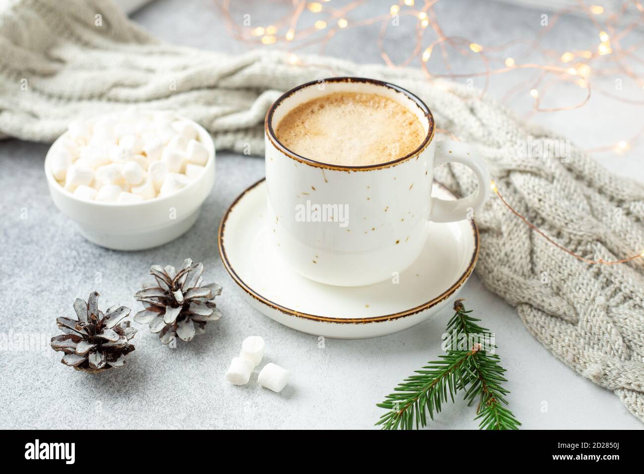 Tazza di caffè, sciarpa e garland. Accogliente composizione autunno o inverno. Stile scandinavo - immagine Foto Stock