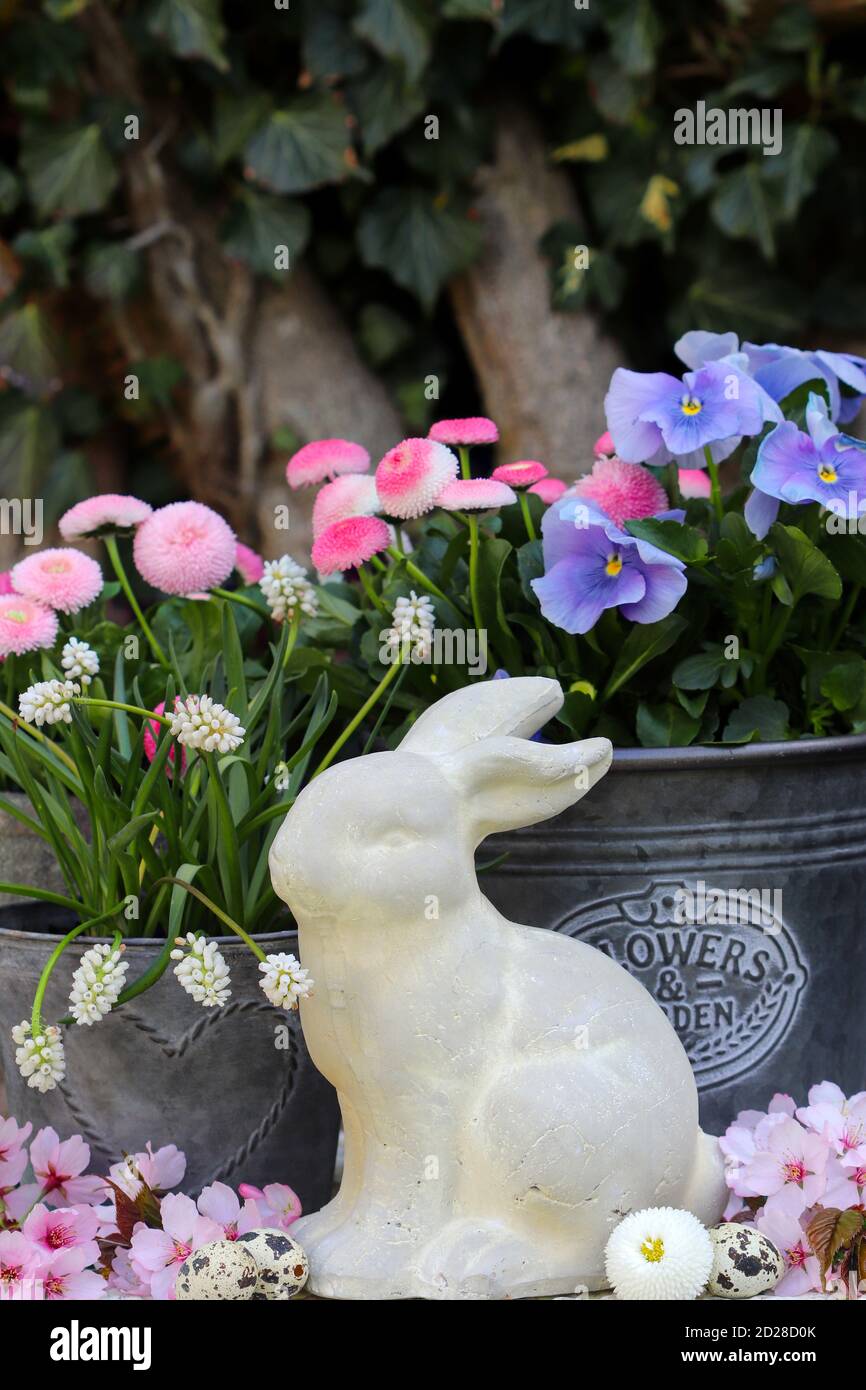 decorazione di pasqua con coniglietto di pasqua e fiori di primavera Foto Stock