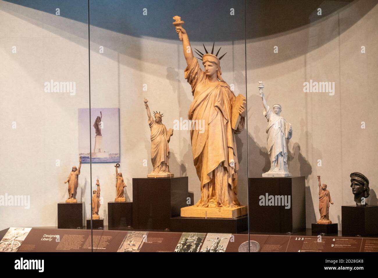 All'interno della corona della statua della Libertà è illuminante il mondo,  Liberty Island il porto di New York, New York, Stati Uniti d'America Foto  stock - Alamy