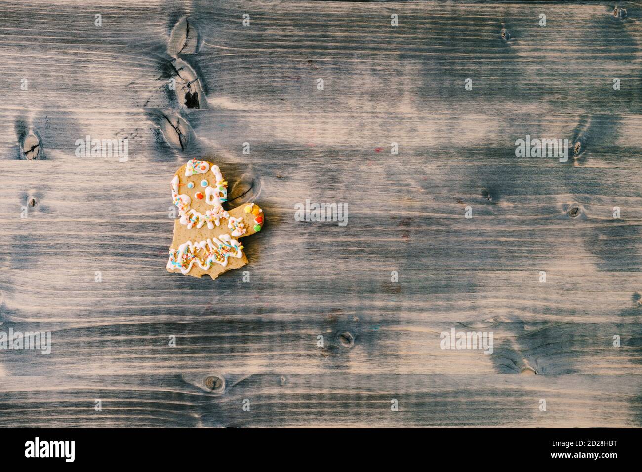 Uomo pan di zenzero parzialmente mangiato. Pan di zenzero a forma di uomo - senza gambe e braccia. Foto Stock