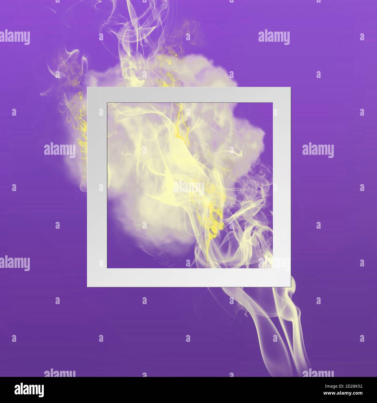 Esplosione di fumo di vernice di colore giallo e bianco con cornice quadrata su sfondo a gradiente viola. Creatività composizione minima del design con spazio di copia Foto Stock