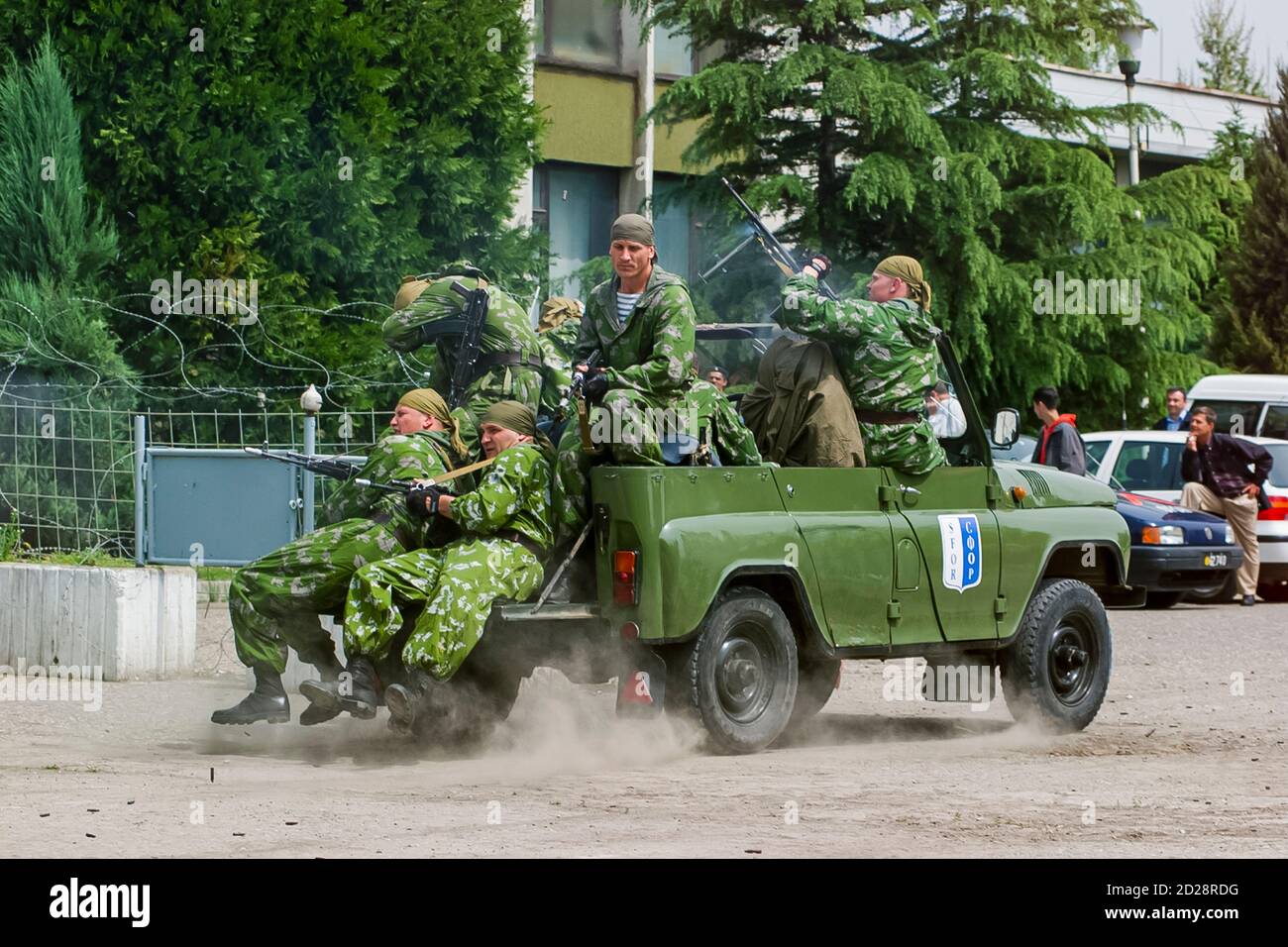 I soldati russi membri delle forze speciali lo Spetsnaz, dimostrano il combattimento a mano e la neutralizzazione di un nemico. Foto Stock