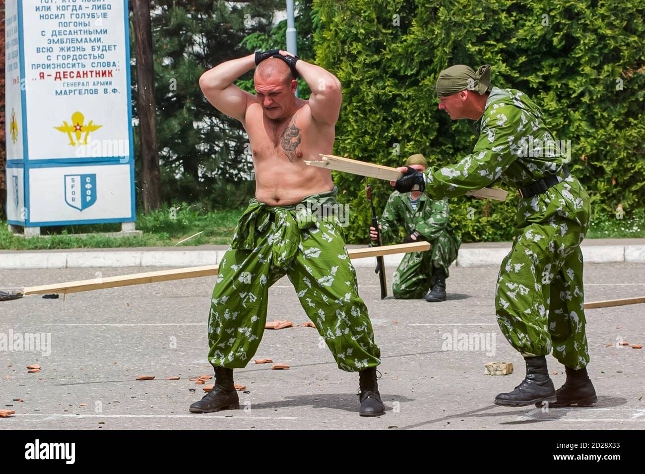 I soldati russi membri delle forze speciali lo Spetsnaz, dimostrano il combattimento a mano e la neutralizzazione di un nemico. Foto Stock