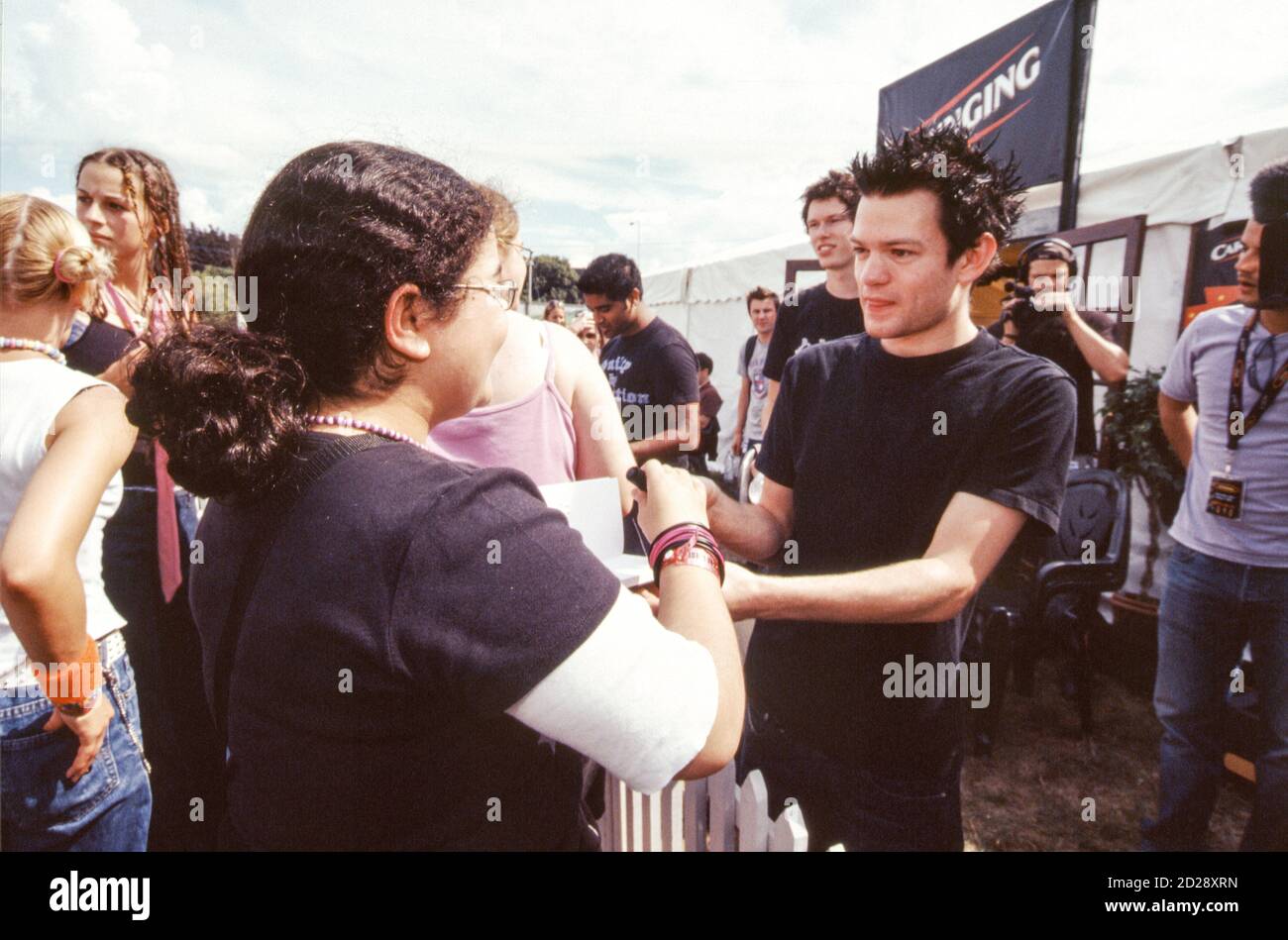 Deryck Whibley di Sum 41 al Reading Festival 2002, Reading, Berkshire, Inghilterra, Regno Unito. Foto Stock