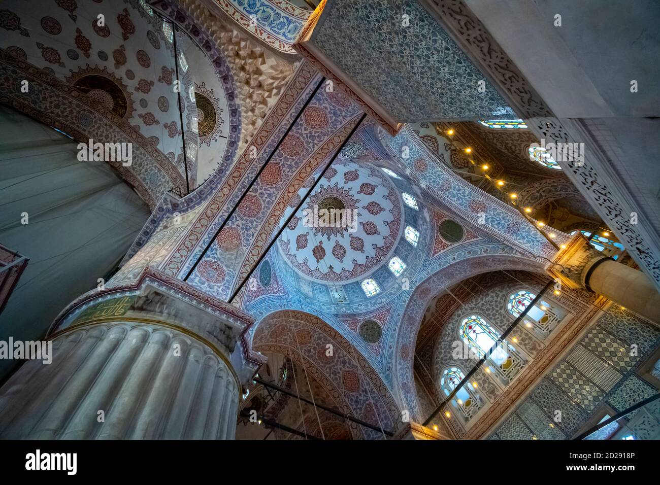 Gli ornati, interni colorati della Moschea Blu nel quartiere di Sultanahmet di Istanbul, Turchia Foto Stock