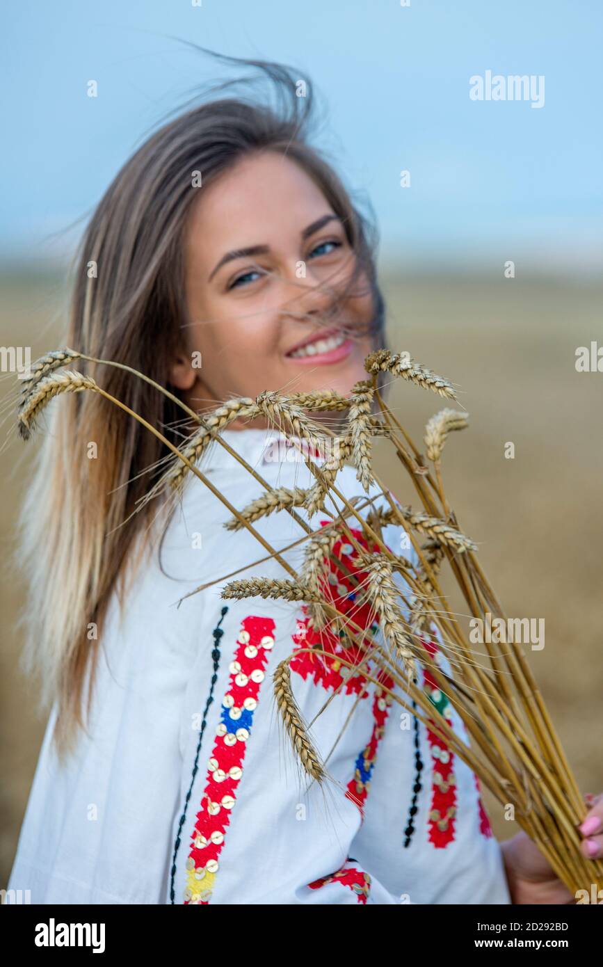 Vestito folcloristico bulgaro immagini e fotografie stock ad alta  risoluzione - Alamy